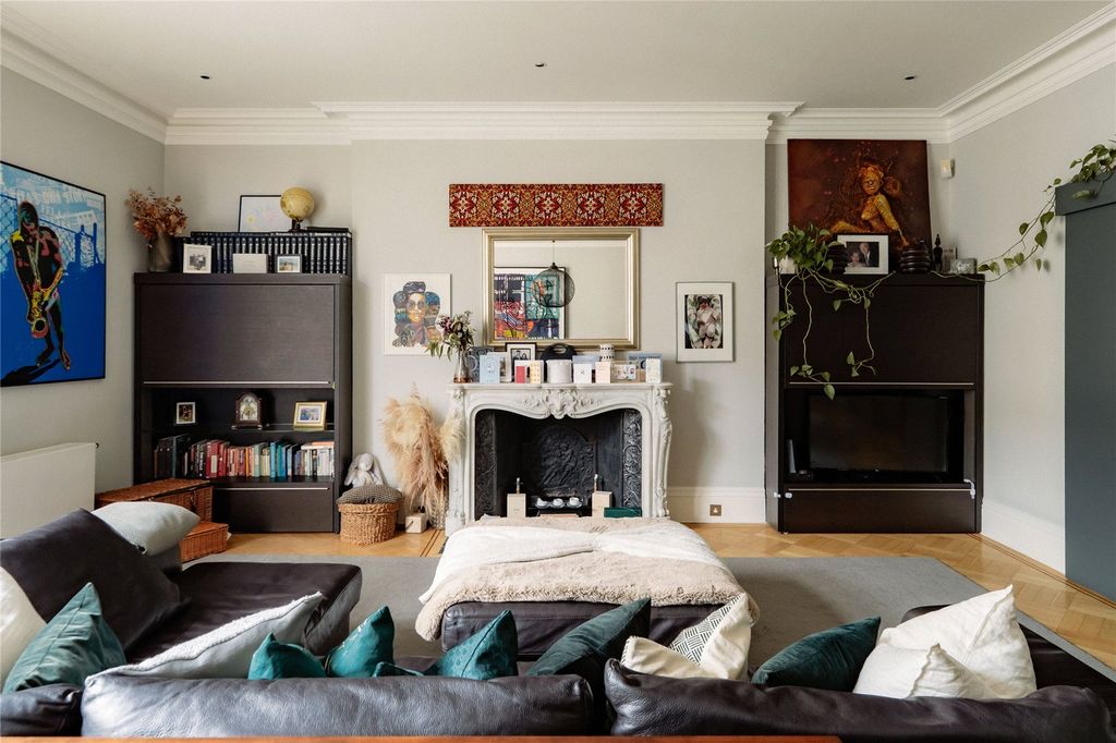 Property photo 1 of 17 Living Room