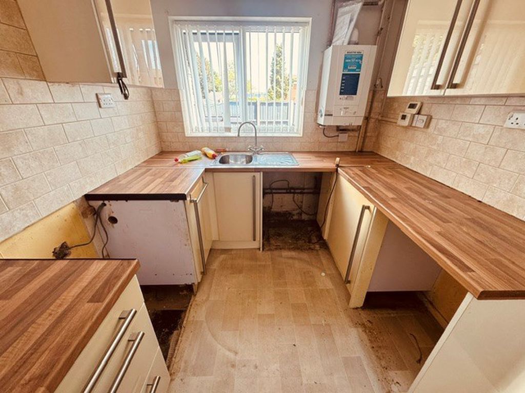 Property photo 3 of 23 Kitchen