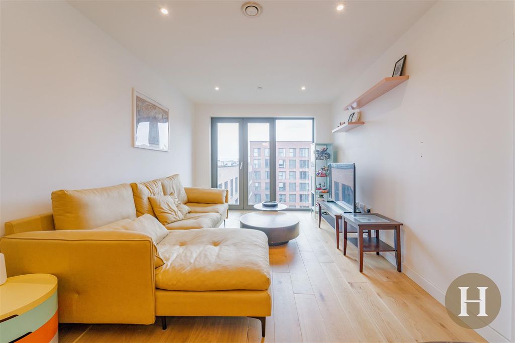Property photo 2 of 19 Hadleigh Estate Agents-13.Jpg