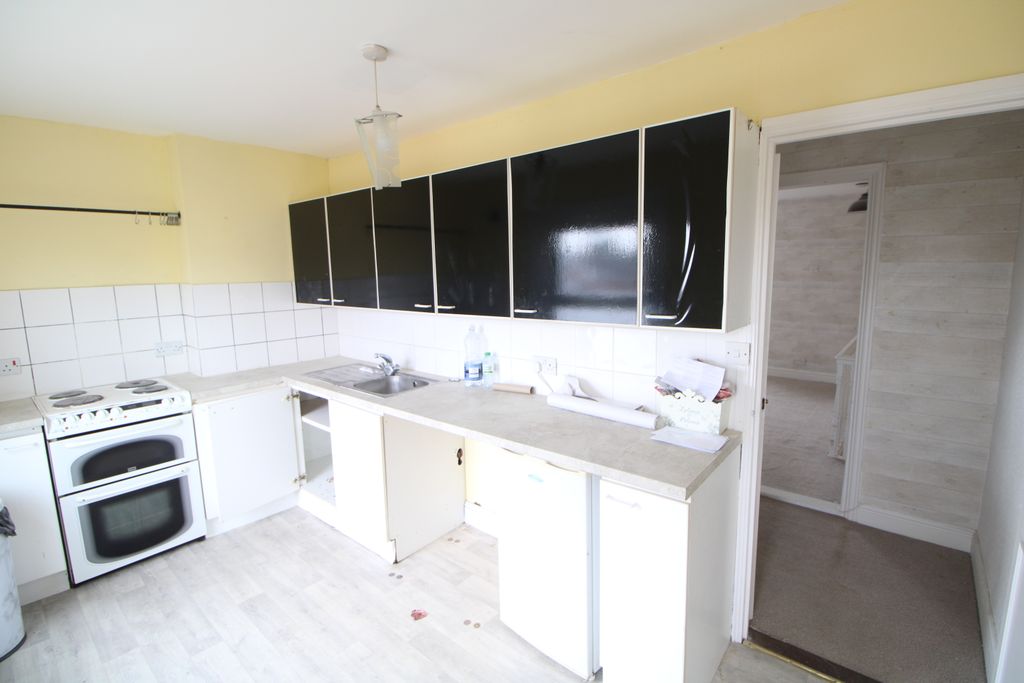 Property photo 3 of 7 Kitchen