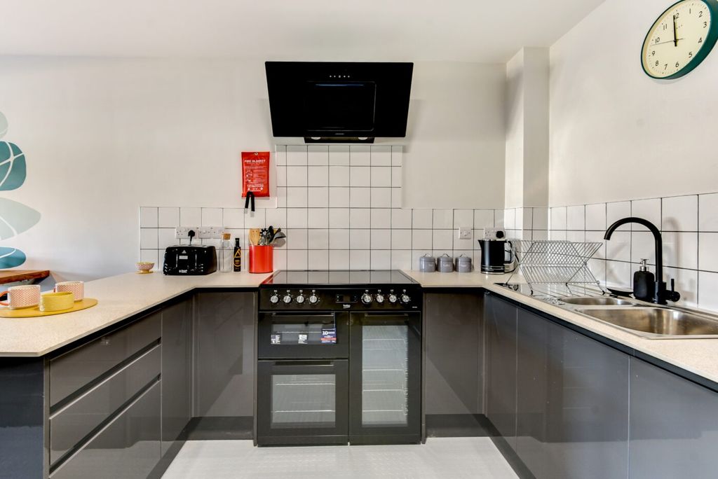 Property photo 3 of 6 Modern U-Shaped Kitchen With Glossy Dark Cabinets,...
