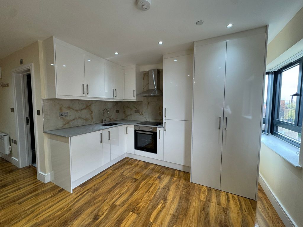 Property photo 1 of 3 Studio To Rent Church Street, Slough Sl1