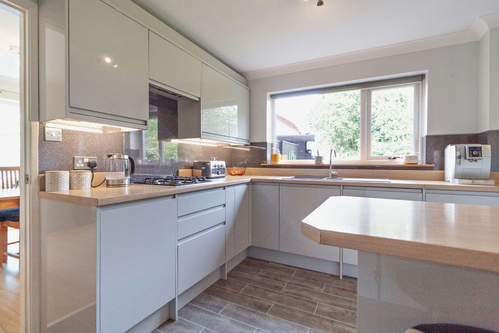 Property photo 3 of 29 8616731-Interior09-800
