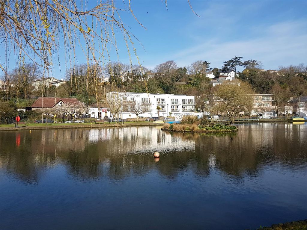 Property photo 1 of 8 Lakeview Court