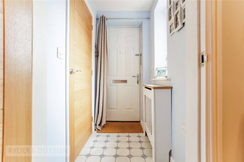 Property photo 3 of 30 Entrance Hall