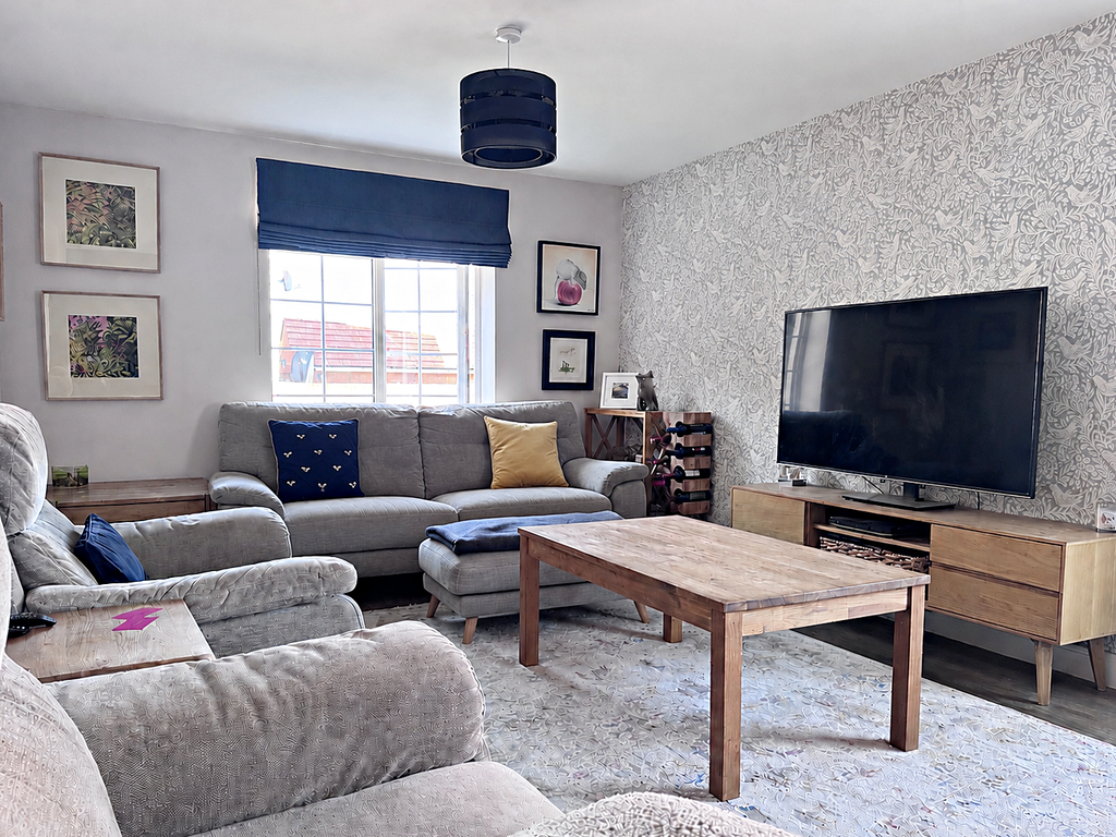 Property photo 3 of 18 Lounge
