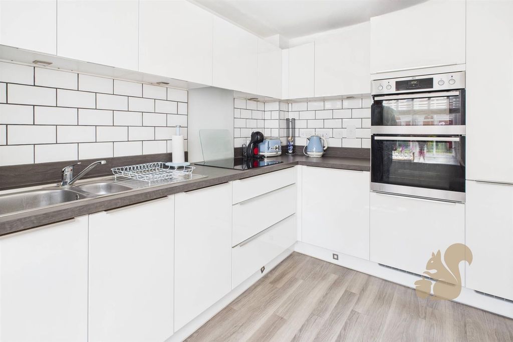 Property photo 3 of 25 Kitchen