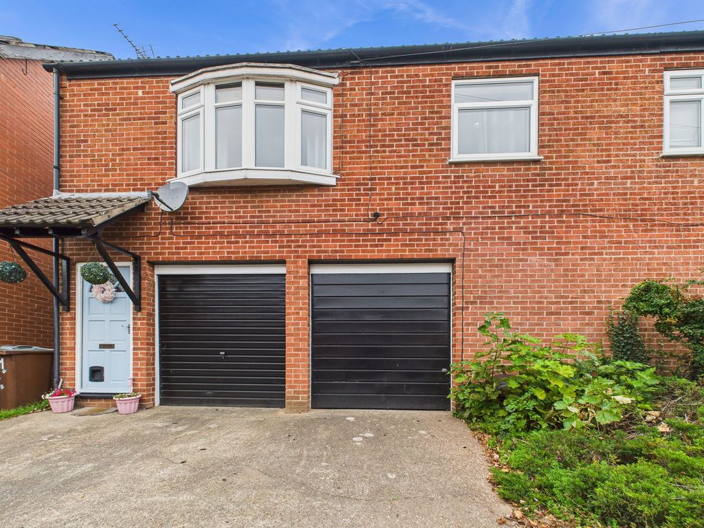 Property photo 3 of 8 Garage