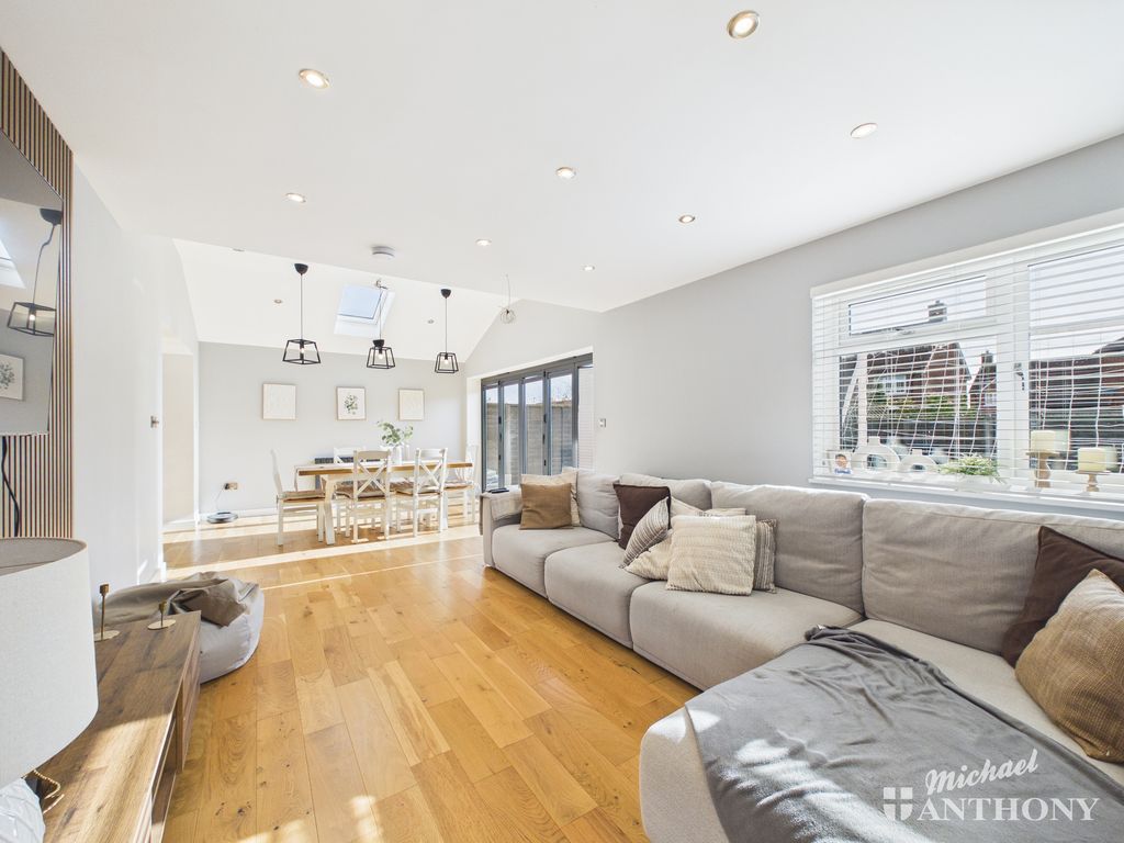 Property photo 3 of 27 Cam02773G0-Pr0404-Still033