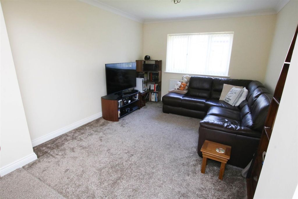 Property photo 3 of 20 Living/Sitting Area