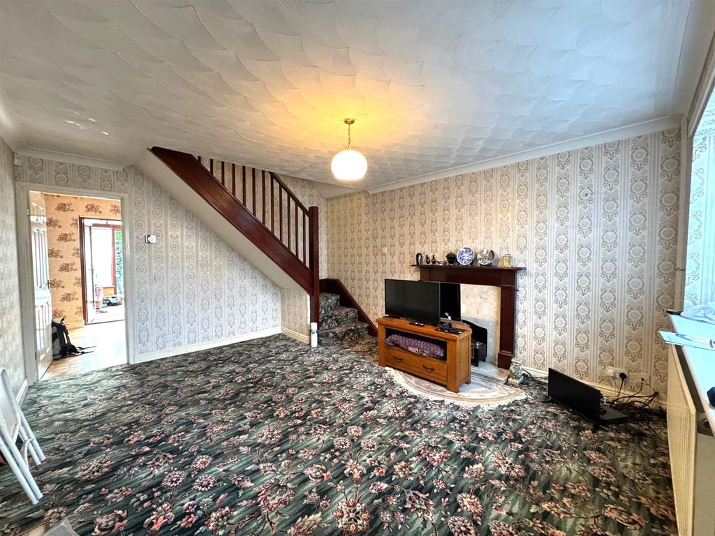 Property photo 3 of 10 Lounge