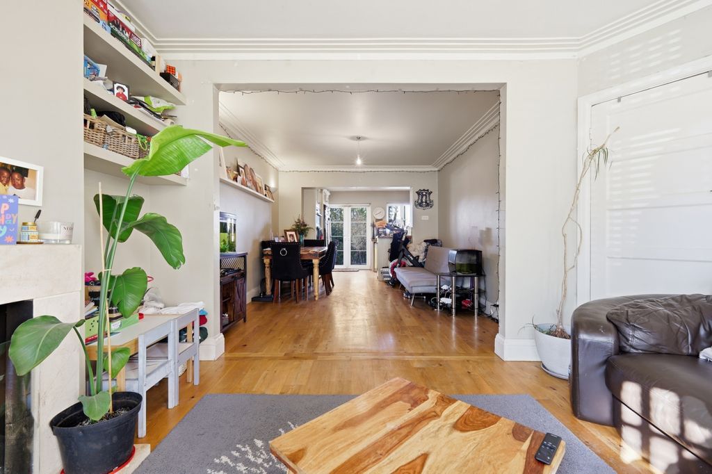 Property photo 2 of 17 Through-Lounge