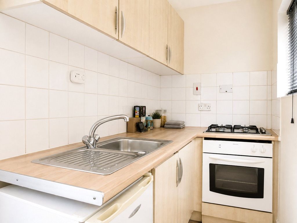 Property photo 3 of 8 Kitchen