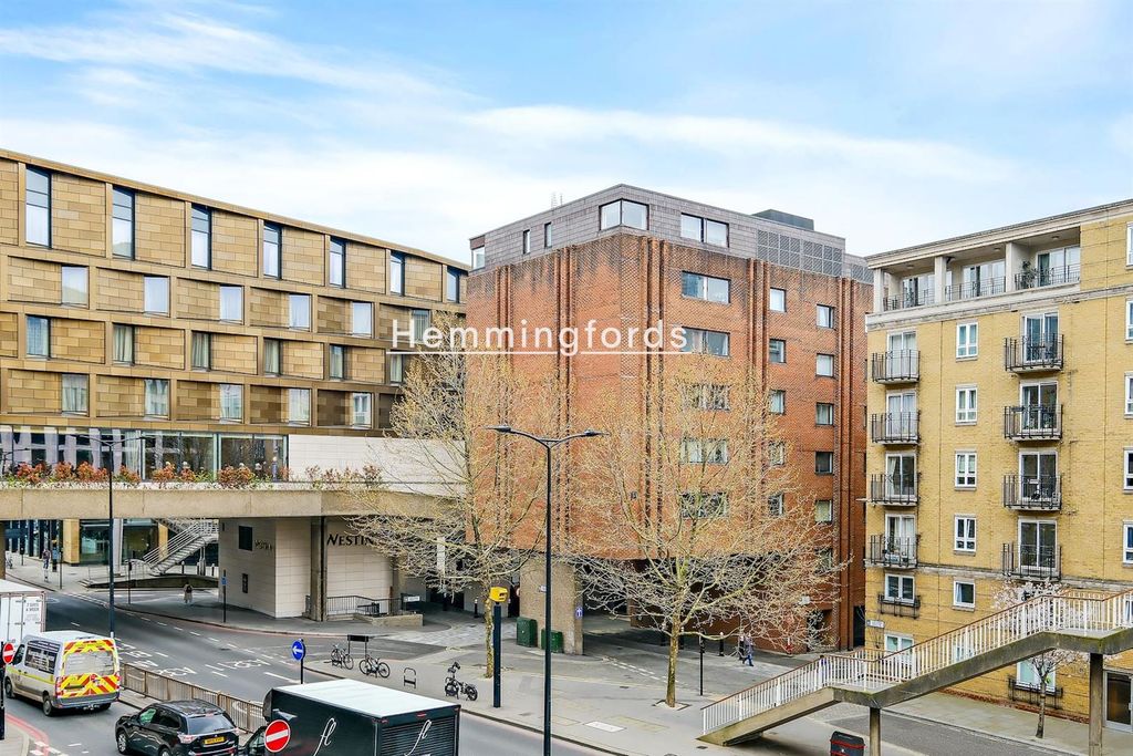 Property photo 2 of 13 15-Bece86020-Hn-Hems-210 Queens Quay-73-Medium.Jpg