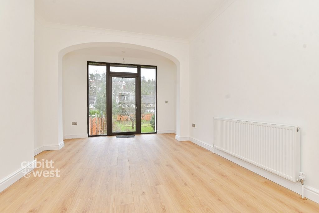 Property photo 2 of 17 4E731159-901Grlw4