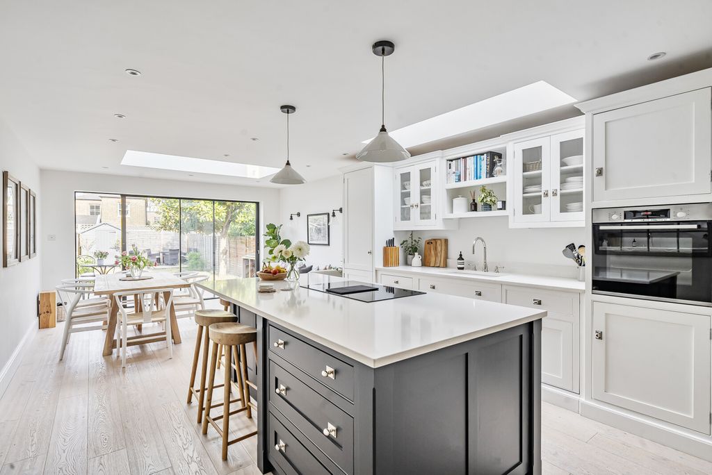 Property photo 2 of 17 1290351-10-682cc5...