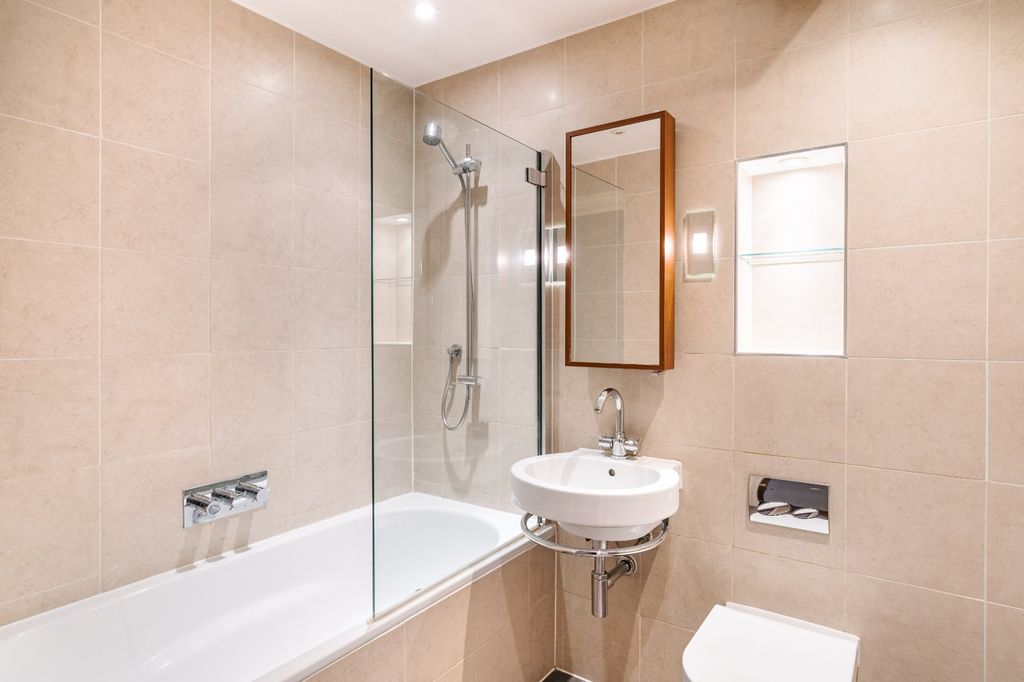Property photo 3 of 18 Bathroom