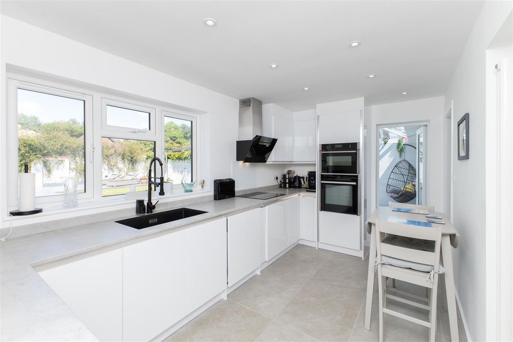 Property photo 3 of 20 Oakroydclose(30).Jpg