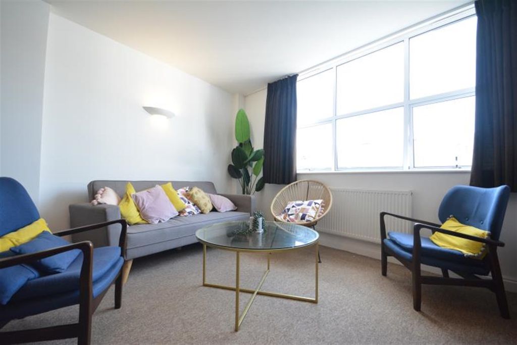 Property photo 2 of 8 Lounge