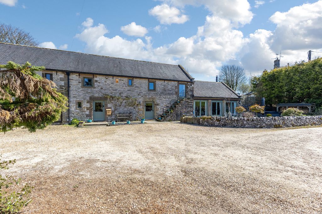 Property photo 1 of 44