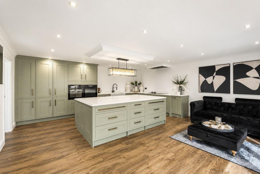Property photo 1 of 37 33Ebf033-8177-43D9-8A2E-C4A91EE4Df39.Jpg