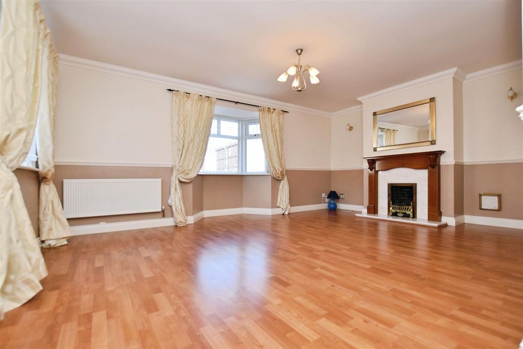 Property photo 2 of 22 Lounge