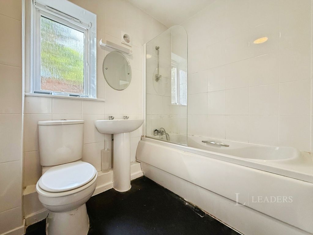 Property photo 3 of 7 Bathroom