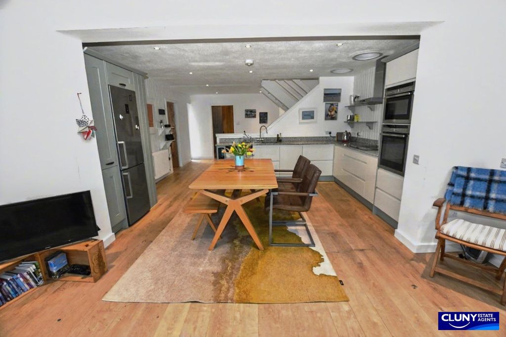 Property photo 3 of 28