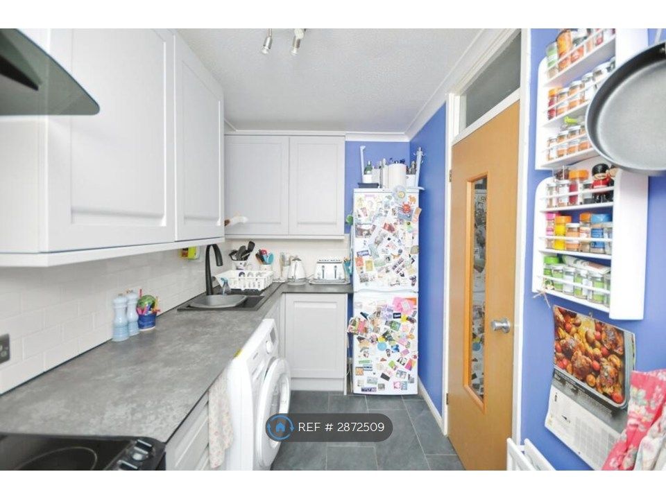 Property photo 3 of 8 Kitchen