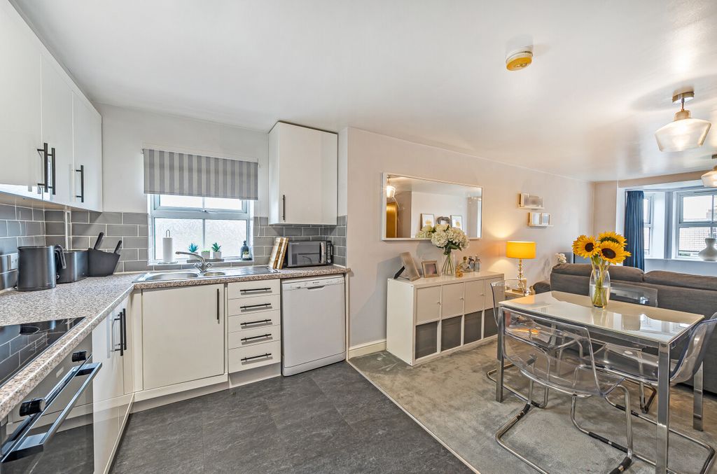 Property photo 3 of 12 1321646-12-686815...