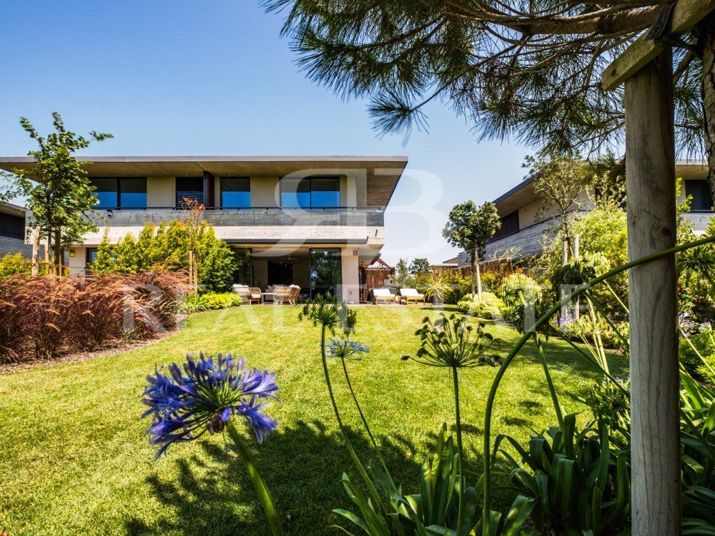 Property photo 1 of 42 3 Bedroom Villa With 3 Suites + Garden + Private Pool, In A Contemporary Condominium In Cascais.