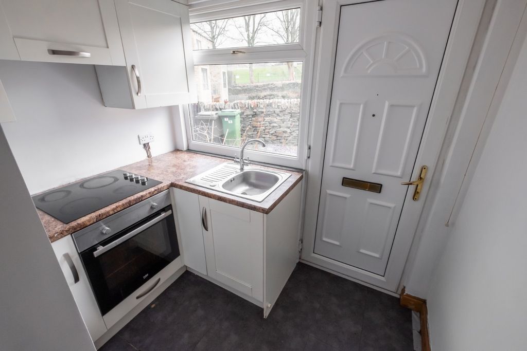 Property photo 3 of 11 Entrance / Kitchen