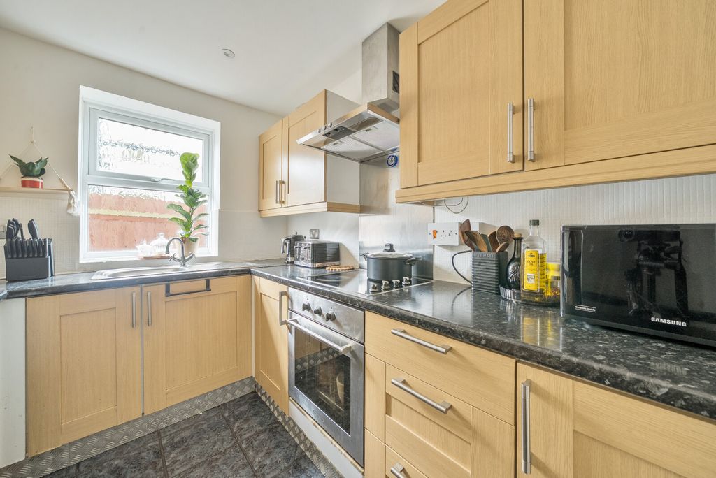 Property photo 3 of 16 Kitchen