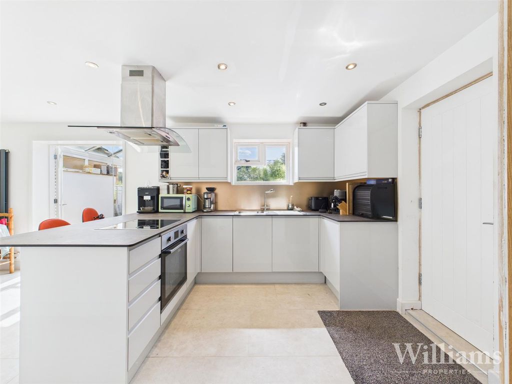 Property photo 3 of 13 Cam02861G0-Pr0430-Still008.Jpg