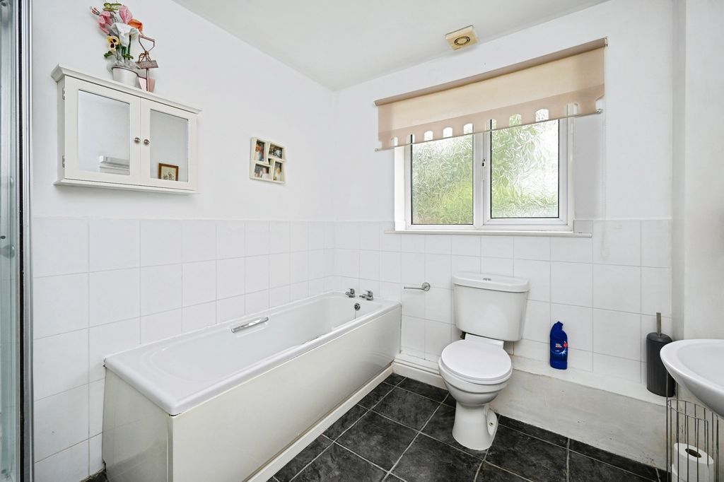 Property photo 3 of 17 Bathroom