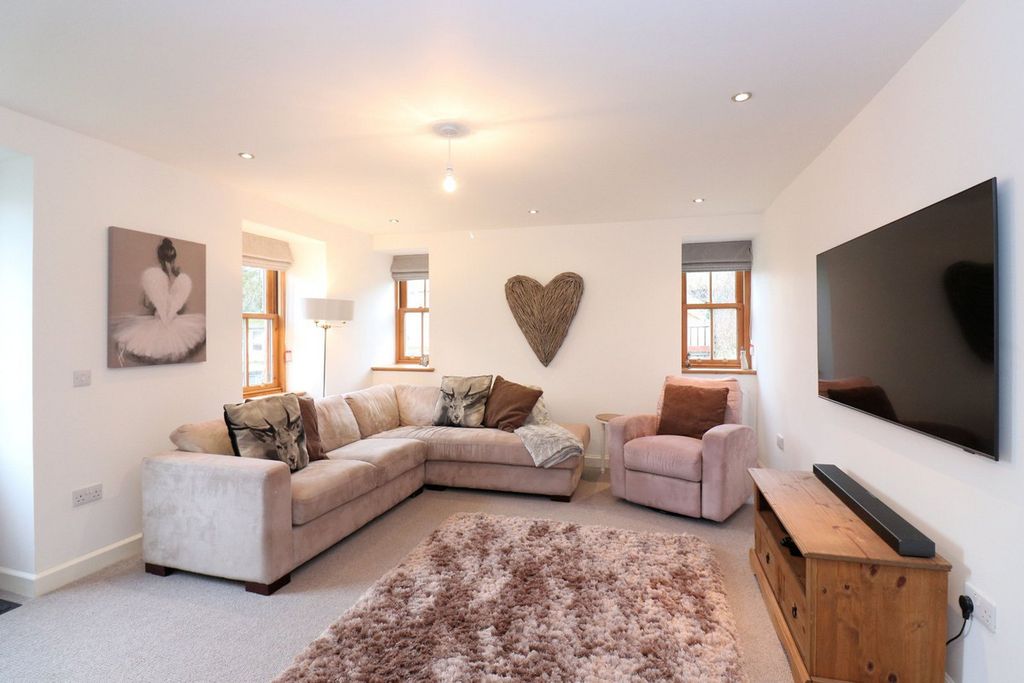 Property photo 2 of 30