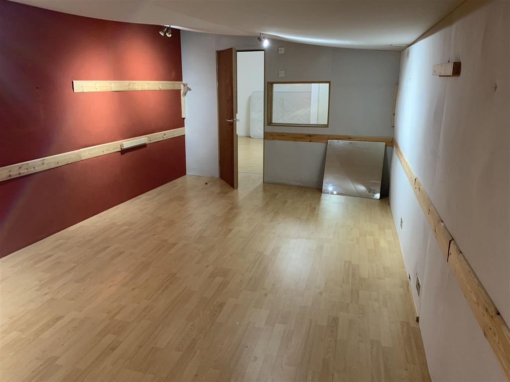 Property photo 3 of 11 1Bdarnleyrd_Unit5 (5).Jpg