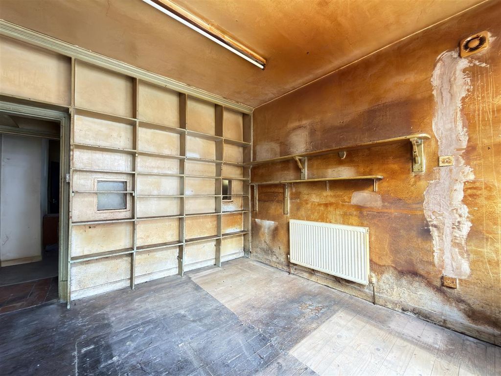 Property photo 3 of 13 Shop Front
