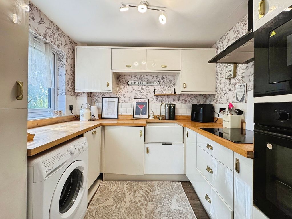 Property photo 2 of 11 Kitchen