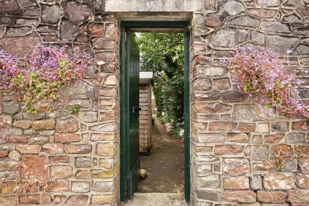 Property photo 3 of 11 Entrance