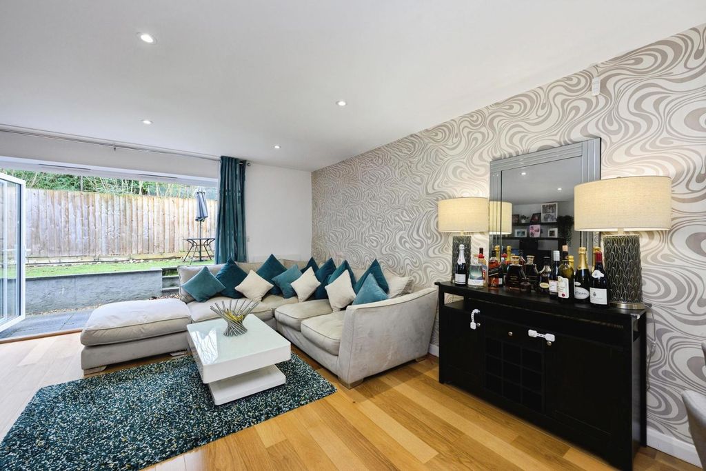 Property photo 3 of 17 Pbox-Img.Jpg