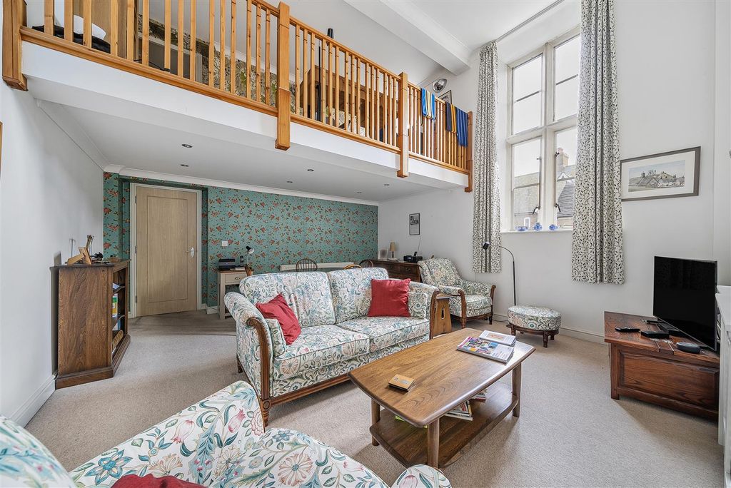 Property photo 2 of 16 Sitting Room