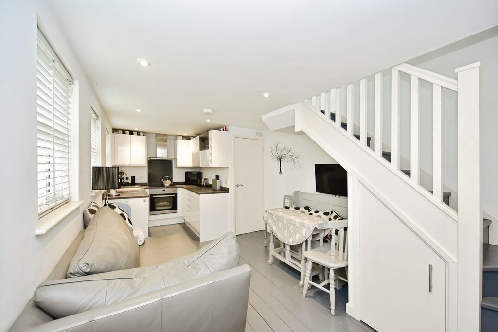 Property photo 2 of 15 Kitchen/Lounge