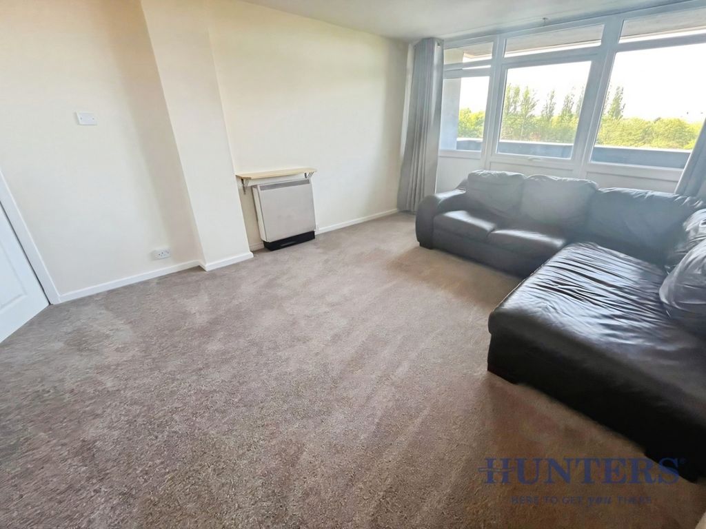 Property photo 3 of 13 Lounge