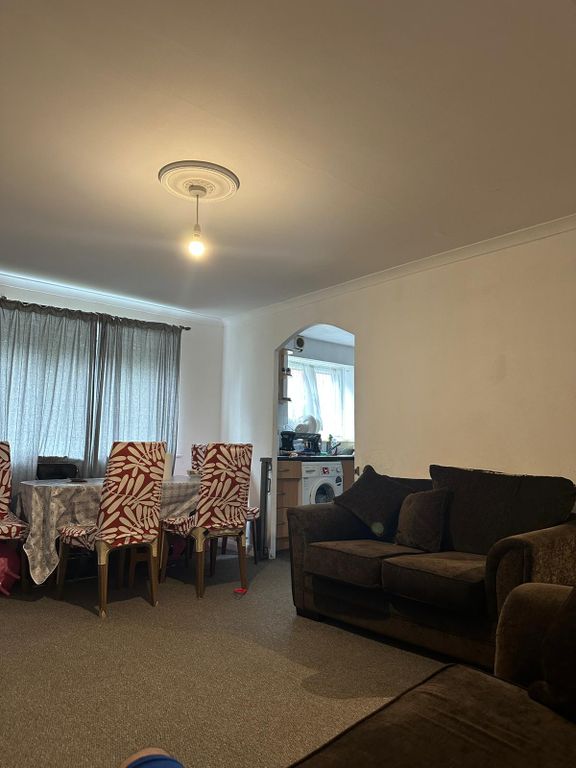 Property photo 1 of 5 A Lovely 2 Bedroom Ground Floor Flat For Sale In Chadwell Heath