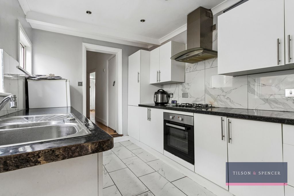 Property photo 2 of 12 1505202613_Tils_14 Henley Road _N18 1Nt_007_Wm