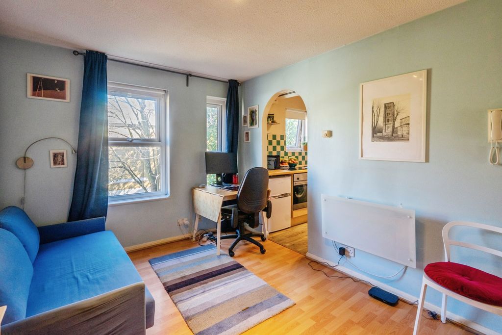 Property photo 3 of 15 Studio