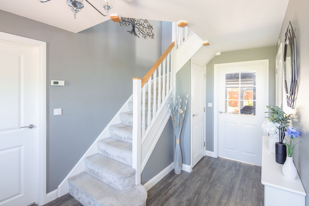 Property photo 3 of 31 Entrance Hall