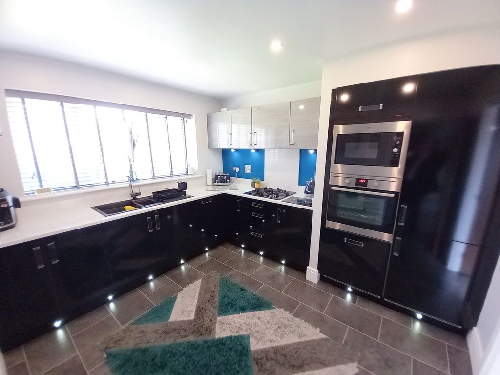 Property photo 2 of 19 Kitchen