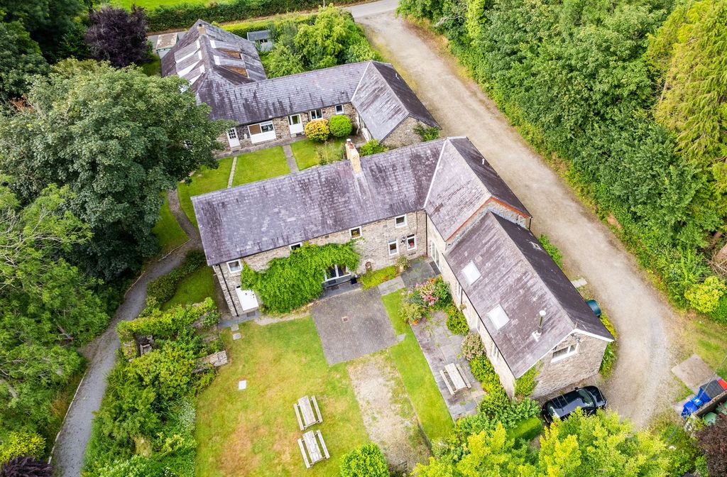 Property photo 3 of 158